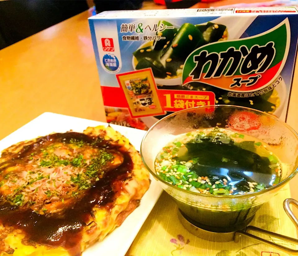 Snapdishの料理写真:お好み焼きにはワカメスープ！|mosachanchanさん