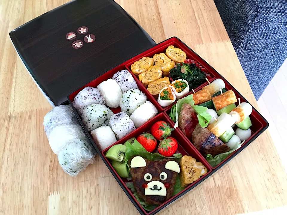 Snapdishの料理写真:くまさんハンバーグのピクニックお弁当♪(｡´(００)｀)つ･*:.｡. .｡.:☆･:*:ﾟ|さくたえさん