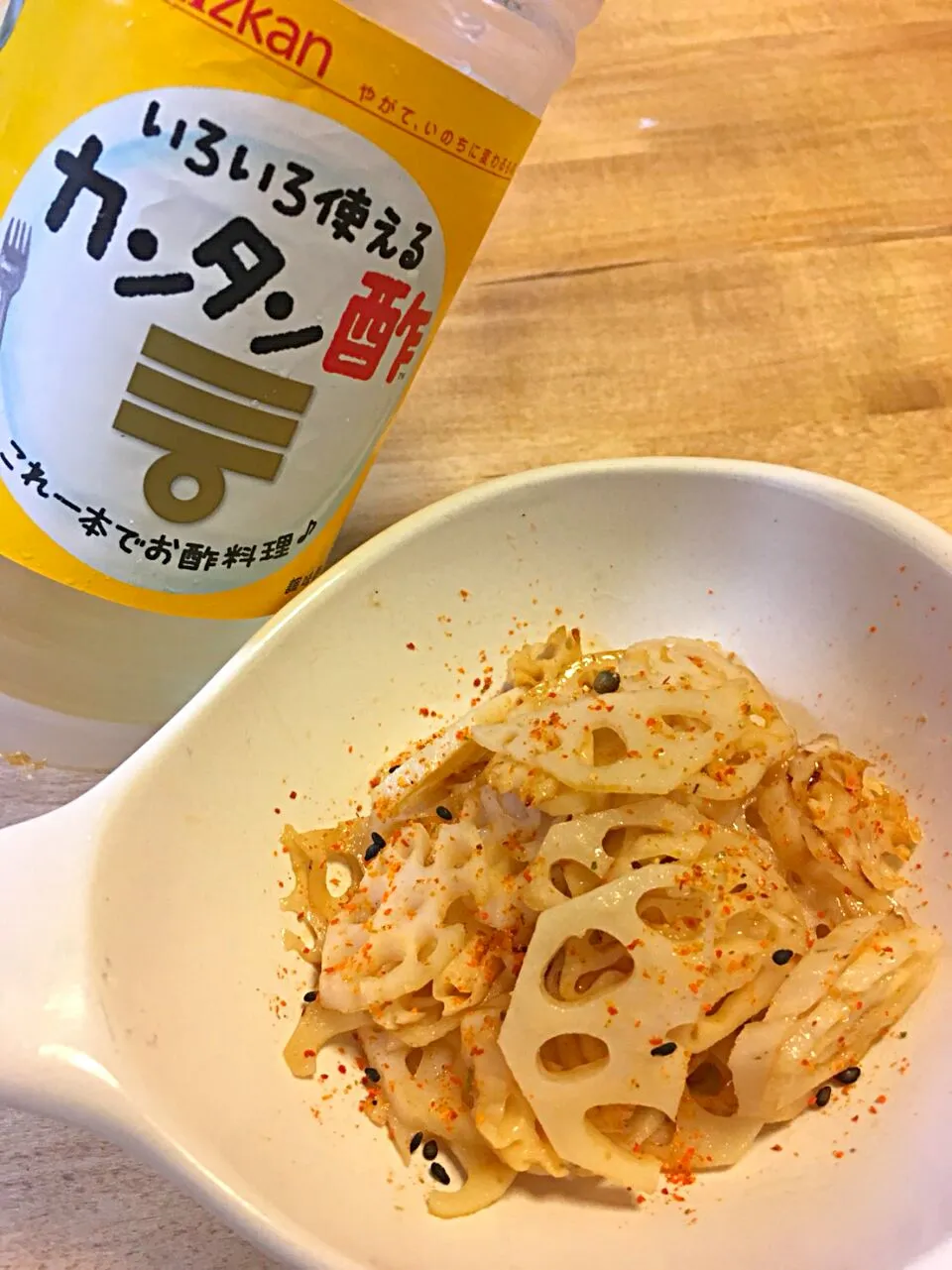 １本で笑顔咲く、レンコンの照り焼き！！七味をパラリとかけてみました。サッパリ味付けで箸が進みます。|Field Whitestoneさん