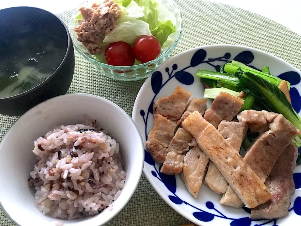 味噌汁、ツナサラダ、ポークソテー|ずずさん