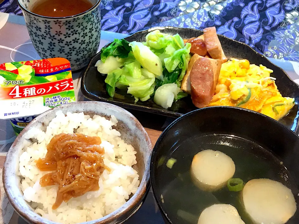 Snapdishの料理写真:朝ごはん
カニカマ入り卵焼き、茹でキャベツ、厚揚げとウインナーの煮物、白米、なめ茸、麩とわかめのスープ、アロエヨーグルト|かよちゃんさん