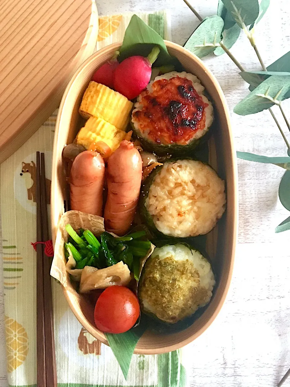 Snapdishの料理写真:三色おにぎり弁当|♡Shïmákö♡さん