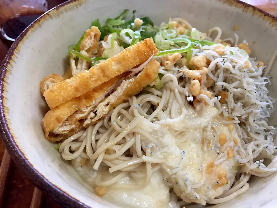 朝ごはんは色々乗っけたお蕎麦|さんだーさん