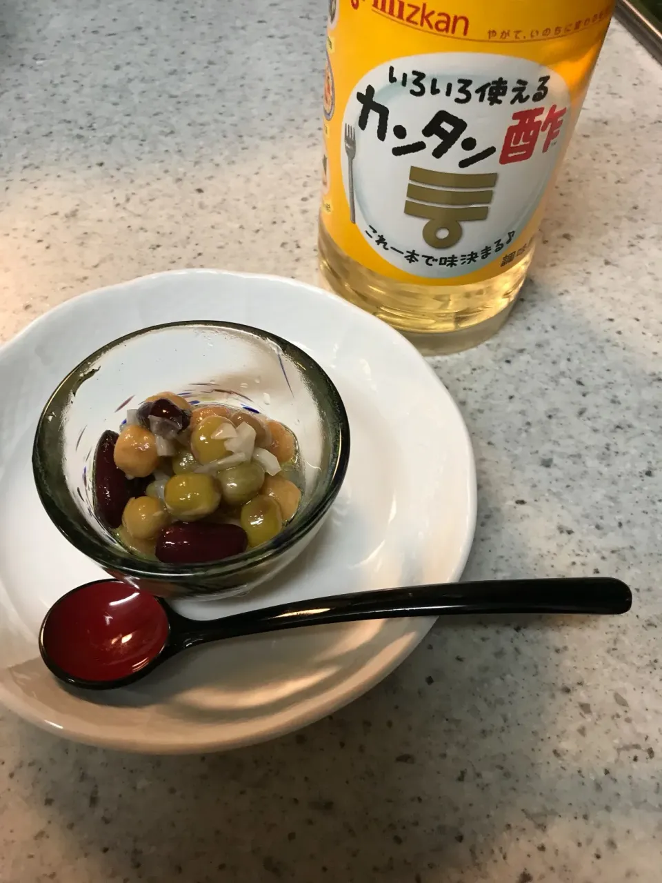 Snapdishの料理写真:豆のマリネ

ミックスビーンズに玉ねぎのみじん切りを加えて、ミツカン カンタン酢を豆がヒタヒタにかぶるまで入れる。
オリーブオイルをひと回し。

カンタン酢のカンタン豆マリネ！|けんグランマさん