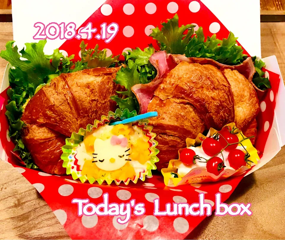 Snapdishの料理写真:本日の短大生弁🍱😋
今日は、クロワッサンサンド🥐🥗🥩
グラタンのキティちゃんも いてます(ﾐ･｡･ﾐ)🎀|あさちゃん☆さん