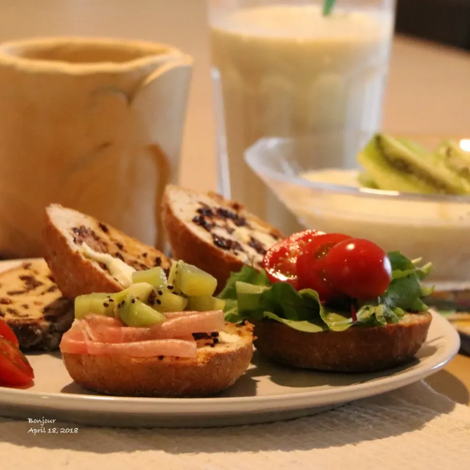 クリームチーズ、ルッコラ、トマト🍅生ハムのライ麦パンサンドイッチ🥪|yasuko murakamiさん