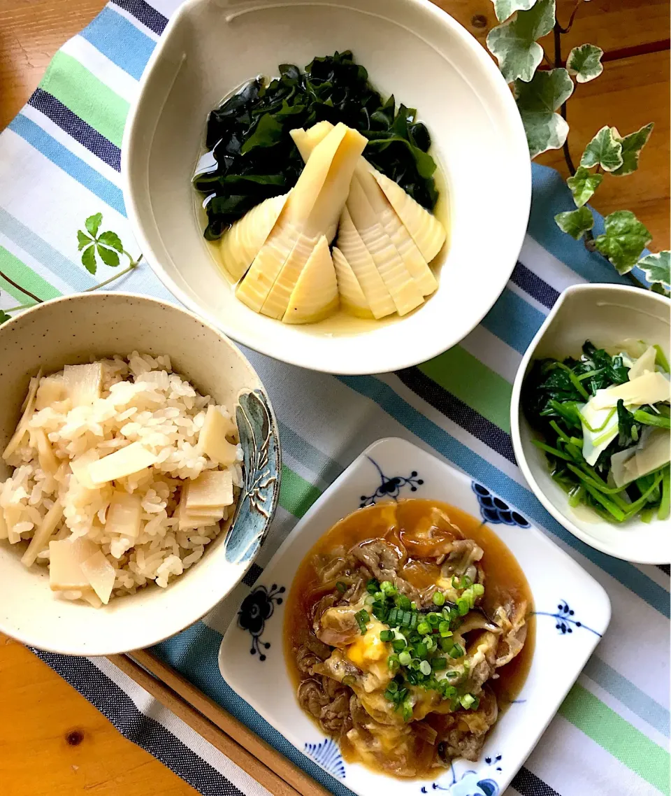 🎍春の恵み💕 今日のお昼は筍御膳🍚 筍ごはん、若竹煮、姫皮と三つ葉のお浸し、薄切り豚肉と筍&新玉ねぎのすき煮の卵とじ🎍|Hollyさん