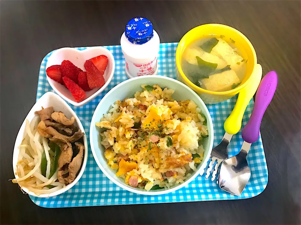 4/19❁息子 お昼ゴハン🌞
チャーハン
(ピーマン・ベーコン・たまご)
わかめとお揚げのお味噌汁
もやしナムル
焼き肉(豚肉)
いちご🍓
飲むヨーグルト|つんさん