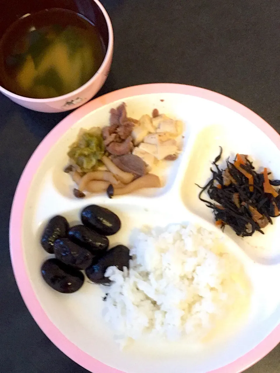 Snapdishの料理写真:幼児食 夜
・ごはん
・すき焼き風煮
・紫豆煮
・ひじきの煮物
・ワカメのお味噌汁
・メロン|ぺろたんさん