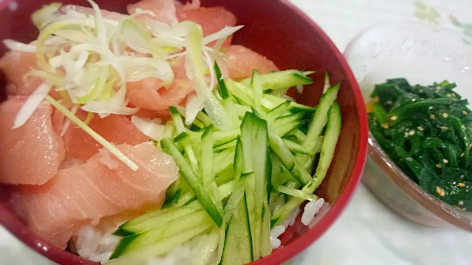 鮪ミニ丼😊と、ニラのたまごわさび和え😊
宴会🍶🍺に出かける前に、小腹に｡｡｡|Mitsuhiro.Sさん