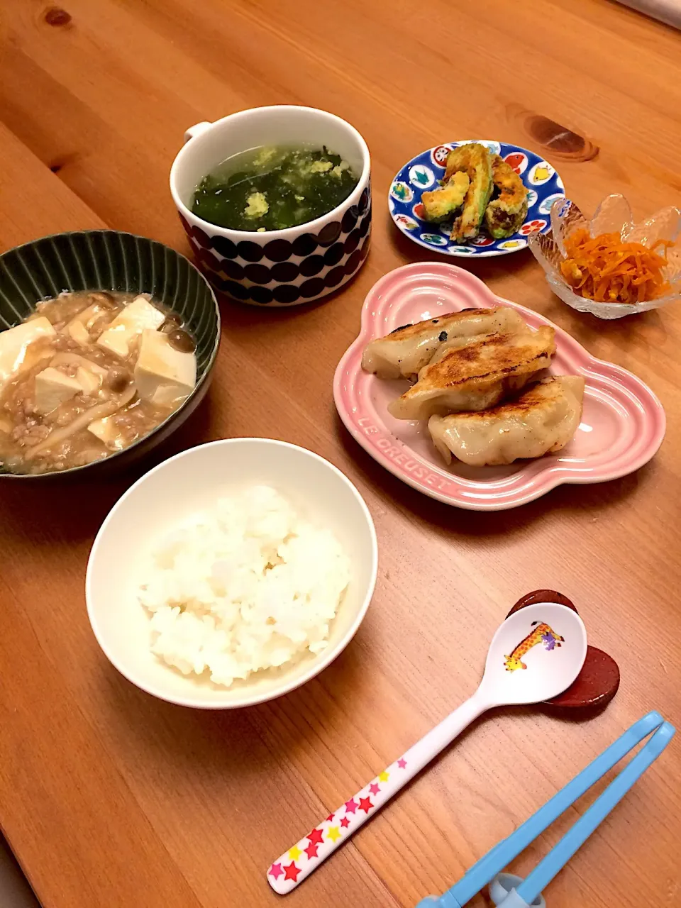 娘ごはん👧🏻辛くない麻婆豆腐と皮からいっしょに手作りした餃子🤗|Sanjiさん