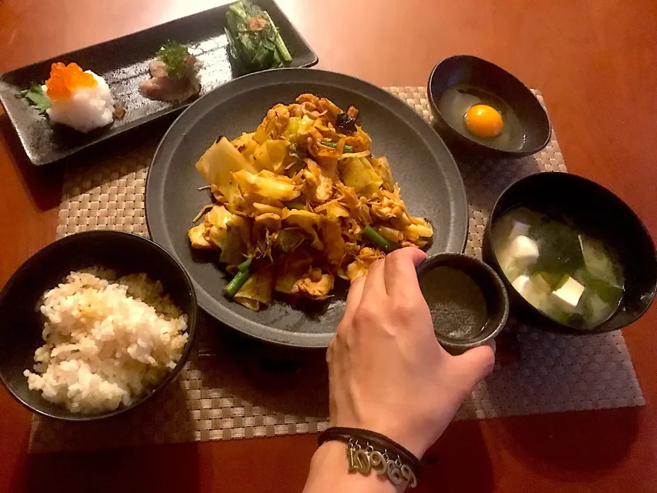 Today‘s Dinner🍴前菜･豚肉ｷﾑﾁ炒め･生卵･玄米ご飯豆腐とわかめのお味噌汁|🌈Ami🍻さん