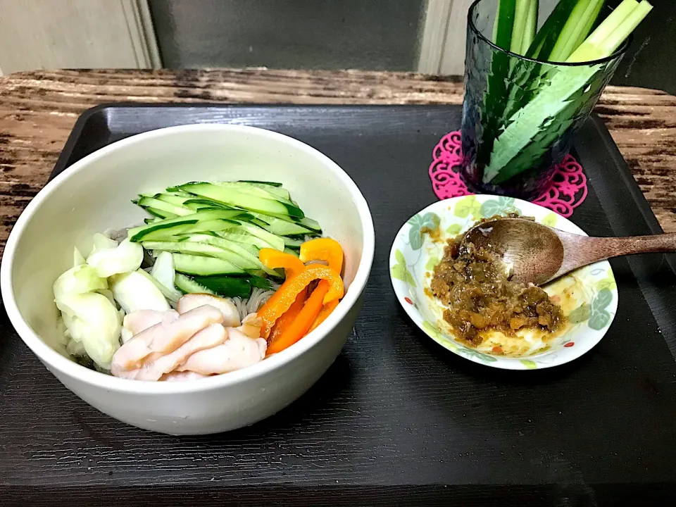 冷麺(黒麺、サラダチキン、胡瓜の細切り、パプリカ、キャベツの芯の塩漬け)、 スティック胡瓜|ちょこ。さん