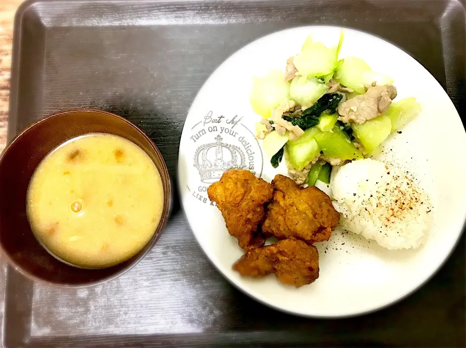 Snapdishの料理写真:ワンプレートご飯♪ (唐揚げ、豚肉とチンゲン菜の塩麹炒め、俵おにぎり) なめこの味噌汁|ちょこ。さん