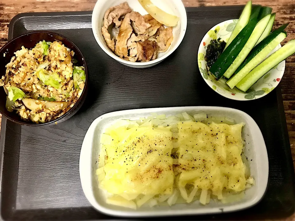 レタス炒飯、豚肉と玉ねぎの炒め物、ポテトグラタン、味噌胡瓜|ちょこ。さん