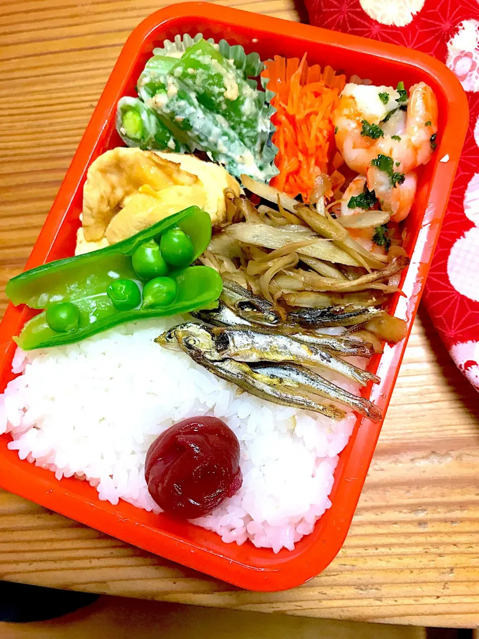 できた〜。今日の娘のお弁当🍱
 #きんぴらごぼう 
#卵焼き
#スナップいんげんの味噌マヨ和え
#雪下人参サラダ
#海老ガーリック焼き
 #いりこ🐟 
#自家製梅干し|misakoさん