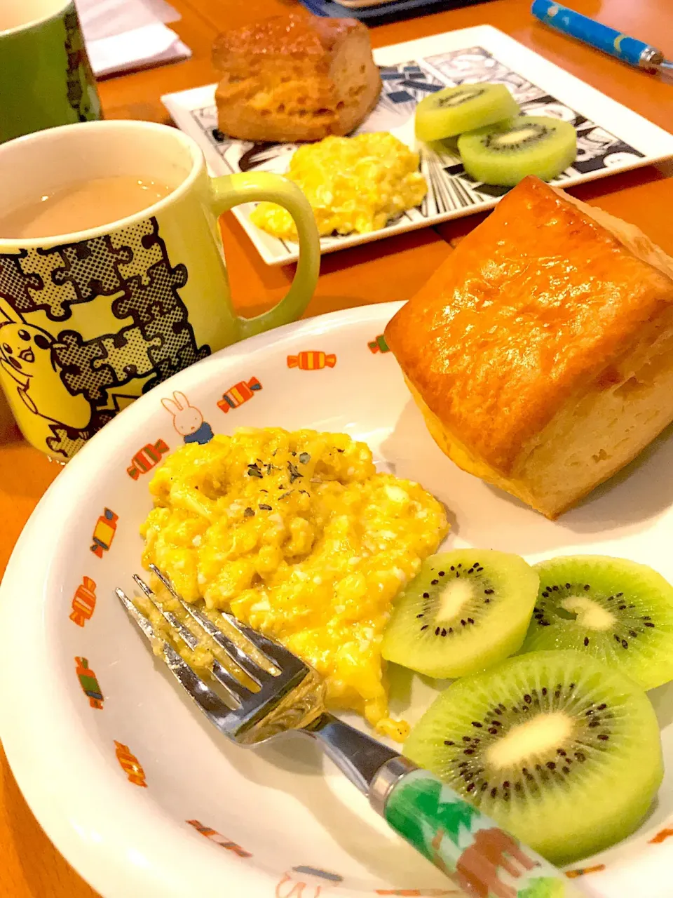 Snapdishの料理写真:バタービスケット  チーズスクランブルエッグ  キウイ🥝  カフェオレ☕️|ch＊K*∀o(^^*)♪さん