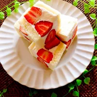 Snapdishの料理写真:ほんのりラム香るいちごサンド
 #サンドイッチ #フルーツサンド
 #いちごサンド  #🍓いちご|viviさん