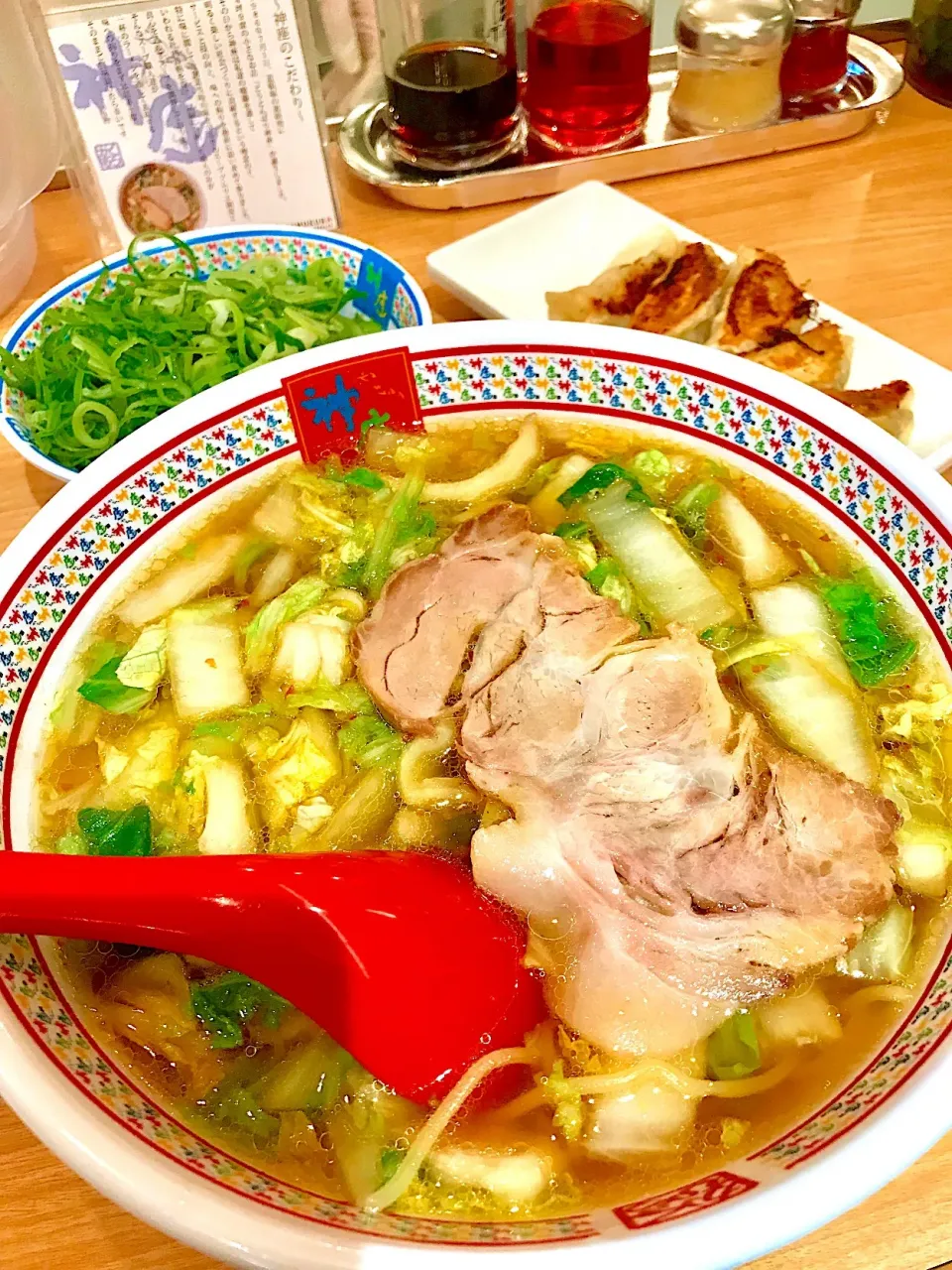 おいしいラーメンネギトッピングと餃子|yさん