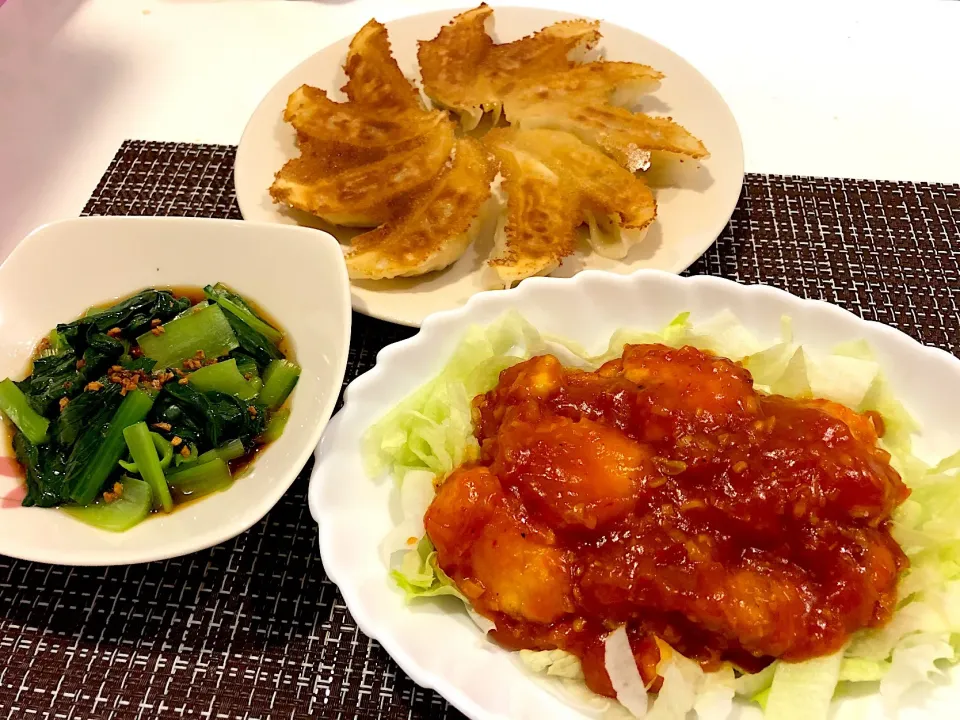 Snapdishの料理写真:#とりのチリソース炒め 
 #鶏ムネ肉 
 #小松菜 
#小松菜の中華浸し
 #餃子|ゆぺこさん