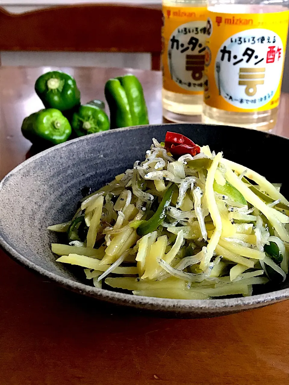 Snapdishの料理写真:じゃが、じゃこ、ピー‼️

カンタン酢のきんぴら|Miki (^_−)−☆さん