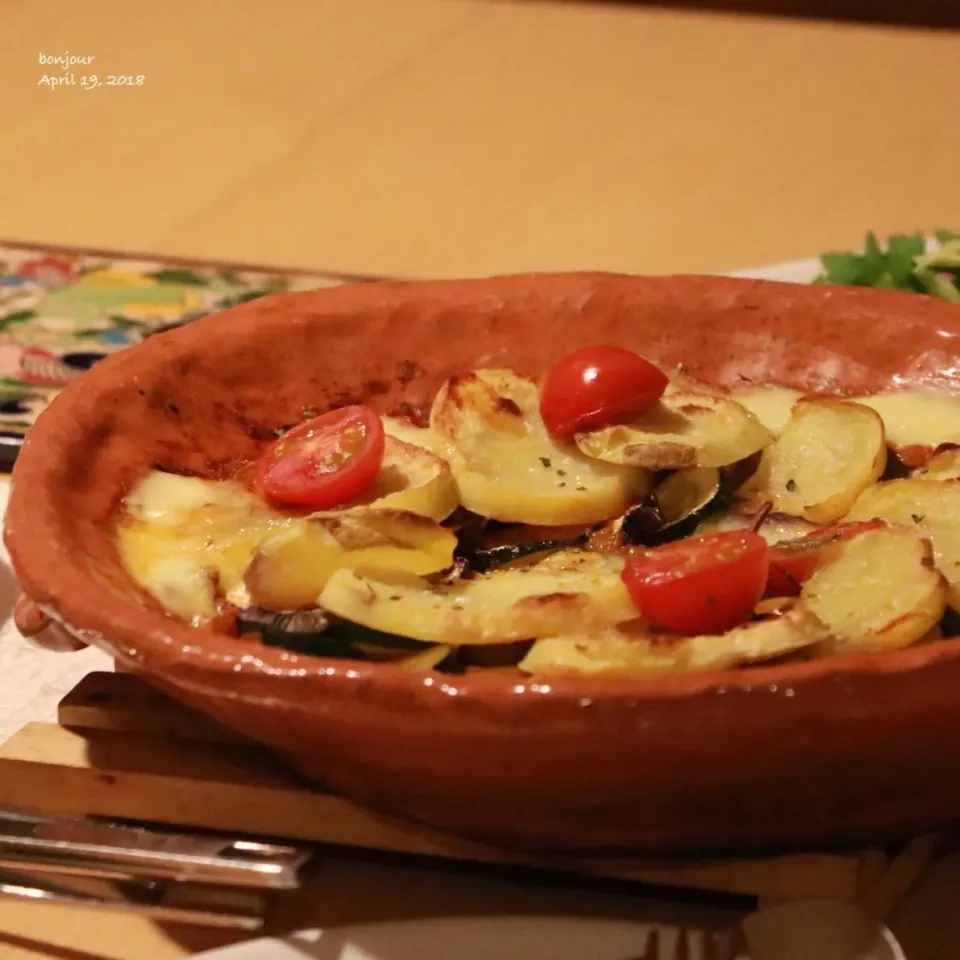 じゃが芋とズッキーニの田舎風トマトソース重ね焼き🥔|yasuko murakamiさん