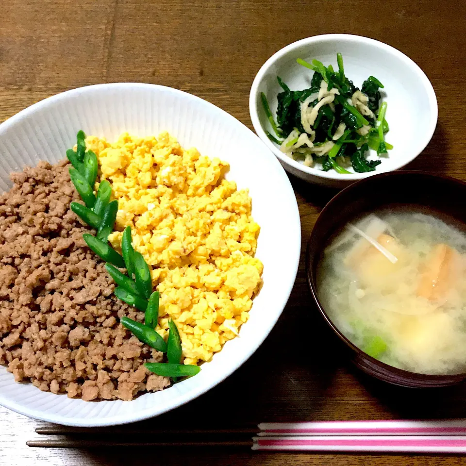 #そぼろ丼 
 #ほうれん草と切り干し大根のお浸し 
#玉ねぎと厚揚げの味噌汁|まきさん