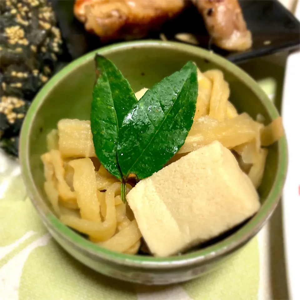 切り干し大根と高野豆腐の煮物
ふき入れれば良かった
ベランダの山椒の葉を添えて♪|Mehco Coconutvanillaさん