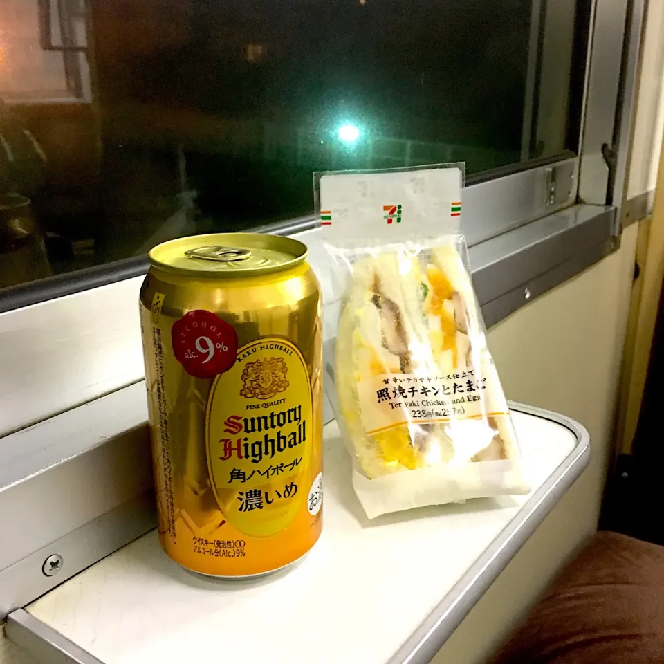 Snapdishの料理写真:世界の車窓から♬ (΄✹ਊ✹‵)☝︎
 #世界の車窓から  #ハイボール  #角ハイボール  #濃いめのハイボール  #サンドイッチ  #照り焼きチキンサンド  #セブンイレブン  #乾杯|Yoshinobu Nakagawaさん