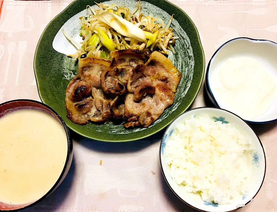 豚肩ロース手作り塩麹焼きとろろ添え
蕪と玉ねぎの豆乳ポタージュ|Junko Tominagaさん