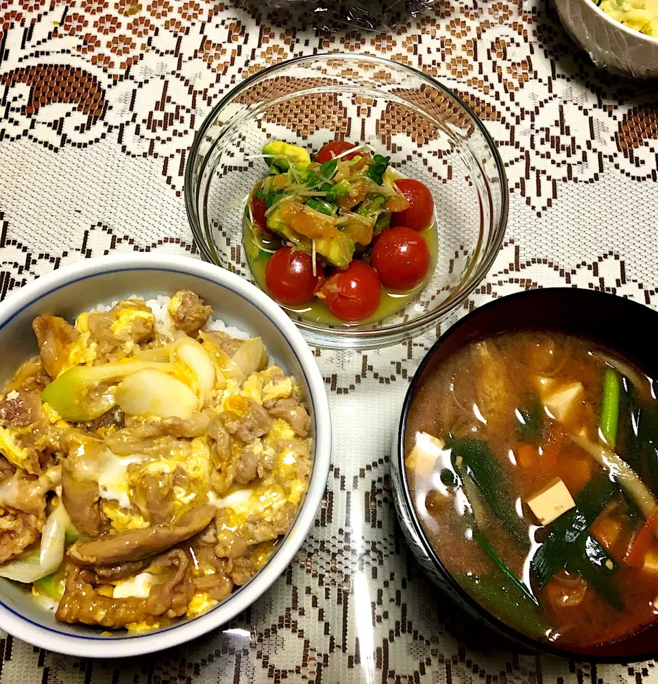 豚コマ丼・ゴボウとネギの味噌汁・プチトマトのサラダ|ヨシヨシさん