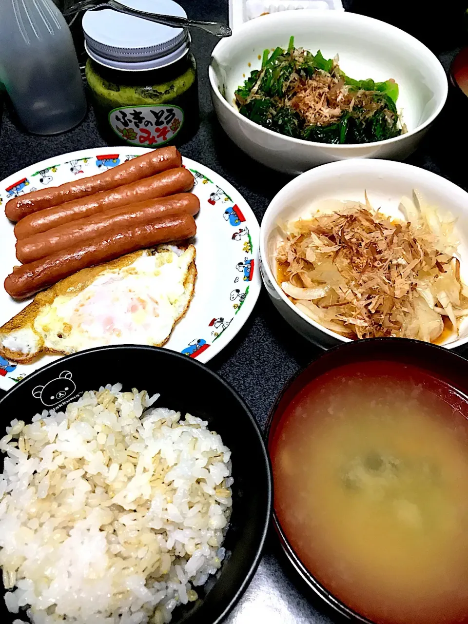 Snapdishの料理写真:もち麦飯、目玉焼き(ターンオーバー)、ウインナー、ホウレンソウ、新玉ねぎおかかポン酢和え、あさりワカメ味噌汁、ふきみそ|ms903さん