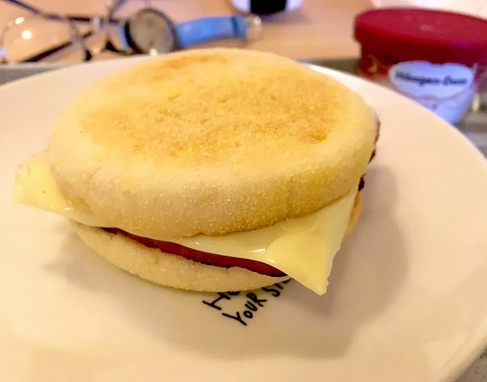 Snapdishの料理写真:お夜食～😎
御殿場二の岡フーヅソーセージマフィン🍔|ぽんたさん