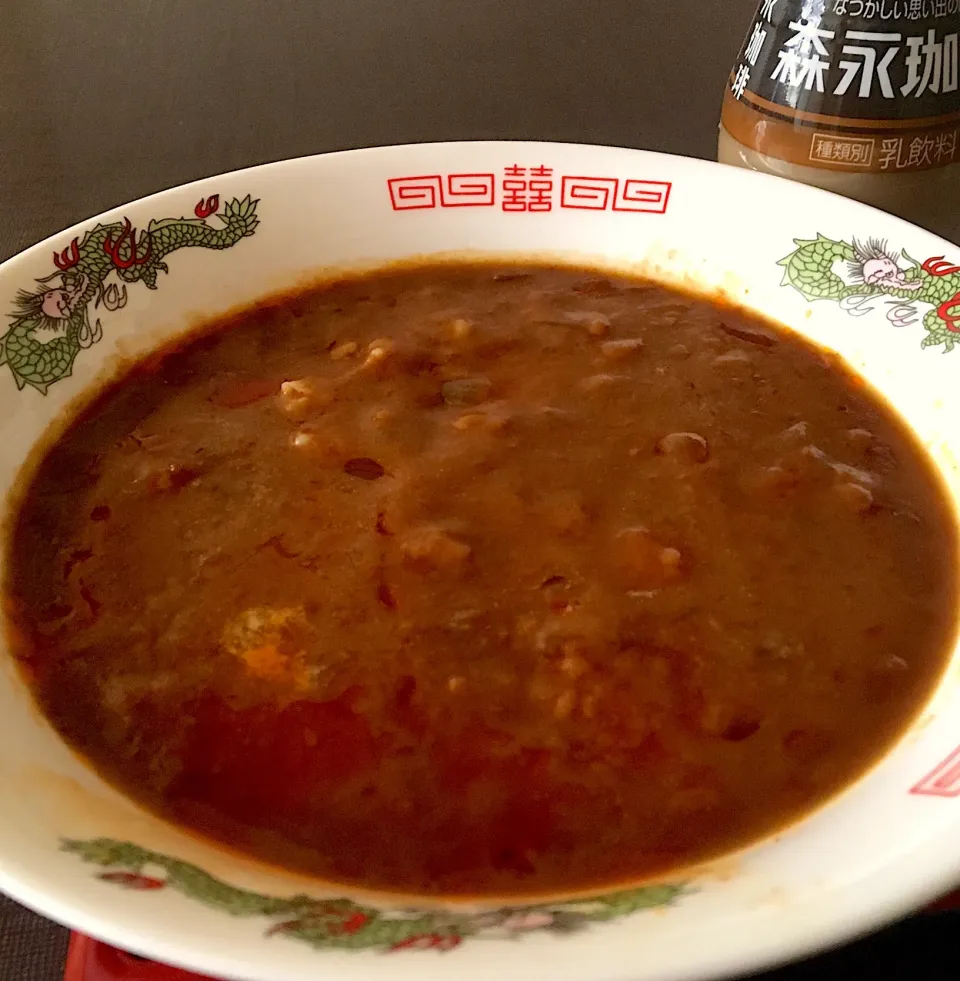 昼ごはん☀️☀️🔆
レトルトカレーに辣油たっぷり🌶
コーヒー牛乳☕🥛|ぽんたさん