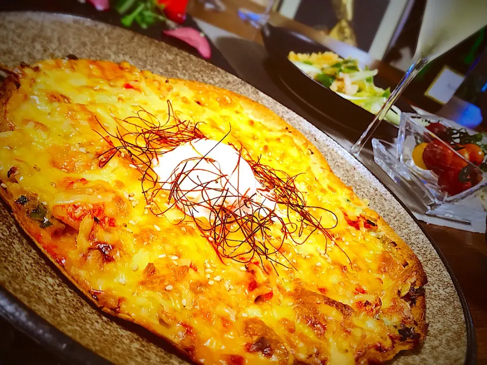 餃子🥟&キムチPIZZA
#餃子のタネ
#キムチ
#トルティーヤ
#温泉卵
#たっぷりチーズ
#細切り唐辛子|Miyuki Tanakaさん