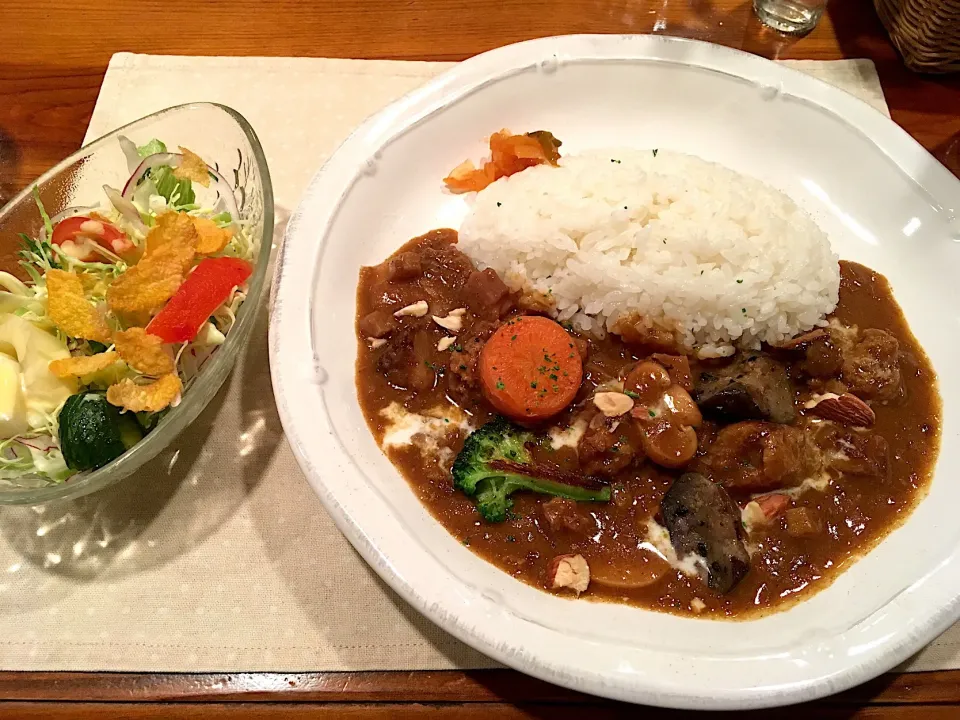 Snapdishの料理写真:なすと豚肉のスパイシーカレー（プチサラダ付き）|こいちさん