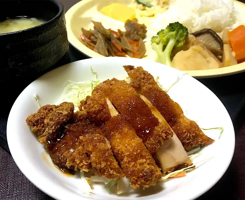 Snapdishの料理写真:本日の賄い  晩ごはん⭐️⭐️🔆 チキンカツ  煮物  ポテサラ  味噌汁|ぽんたさん