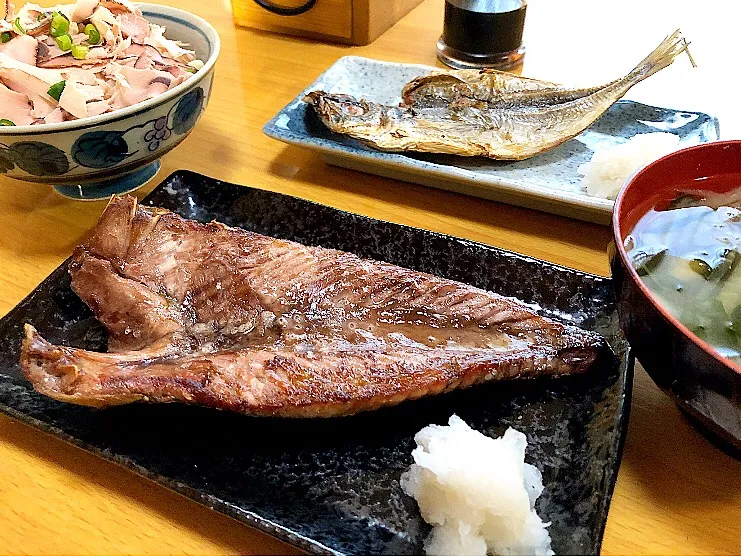 Snapdishの料理写真:かつおハラモ焼き定食 朝ごはん 質素飯|ガク魁‼︎男飯さん