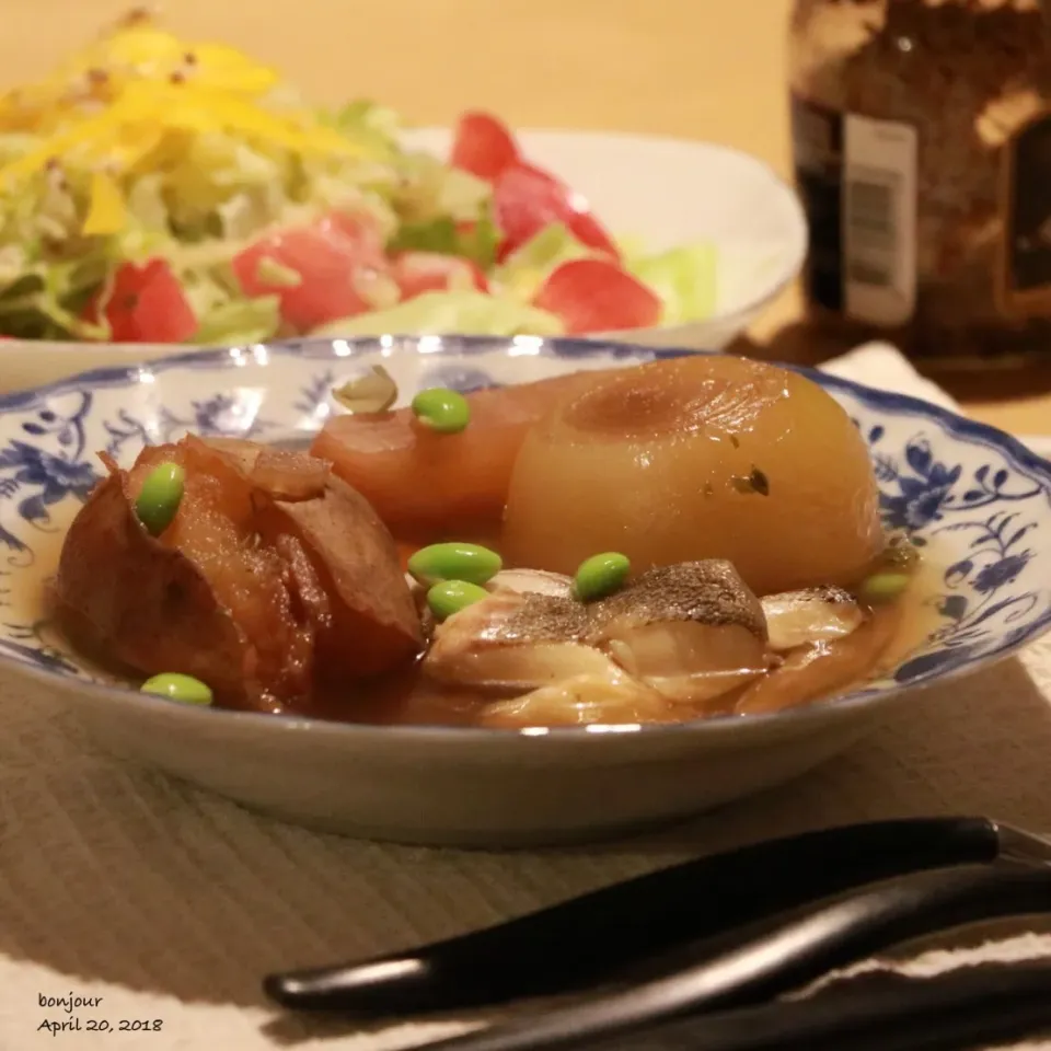 丸ごと新玉ねぎとキャベツ、根菜の白身魚🐟煮込みスープ🥕|yasuko murakamiさん