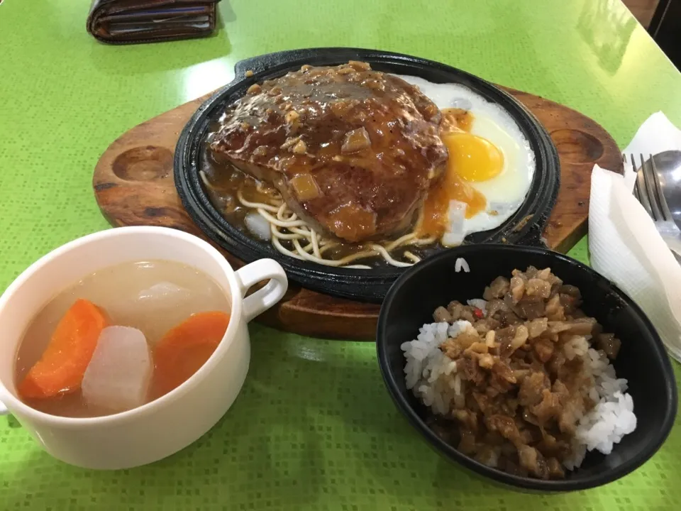 台湾最強アカン飯！厚切りステーキ魯肉飯スープお代わり自由！|PegaOさん