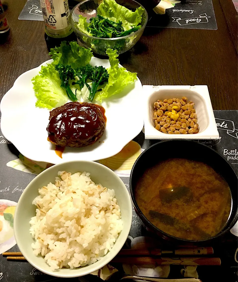 ハンバーグプレート、赤出汁味噌汁、納豆、麦入りご飯(*^ω^*)|ライムさん