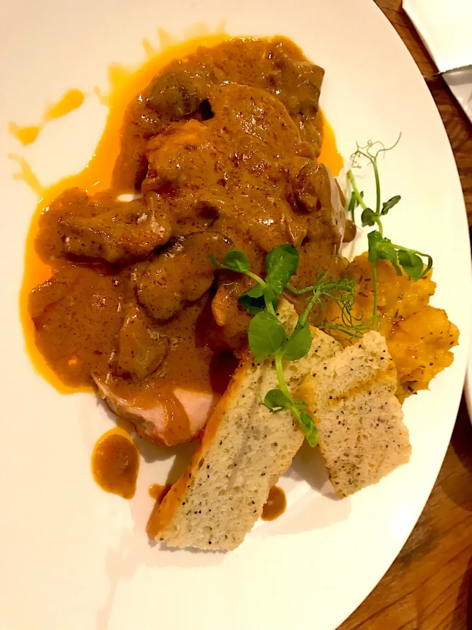 Pork loin in creamy garlic mushroom sauce|Sky Blueさん