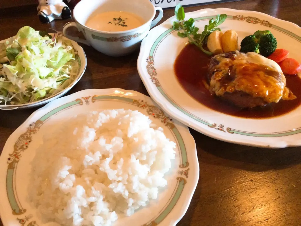 目玉焼きハンバーグステーキランチ😋|アライさんさん