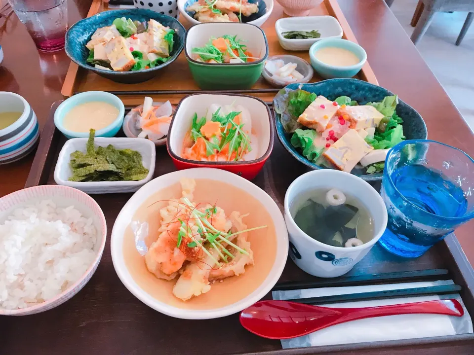 日替わり昼ごはん
鮭と車麩の天ぷら
熟成鶏の酒蒸しコチュジャンソース|ちゃみこさん