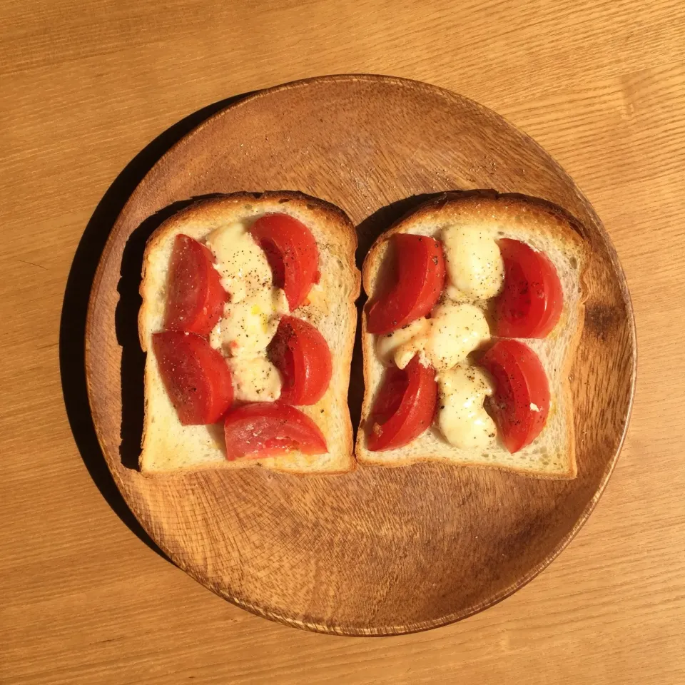 トマト🍅カプレーゼトースト|小次郎さん