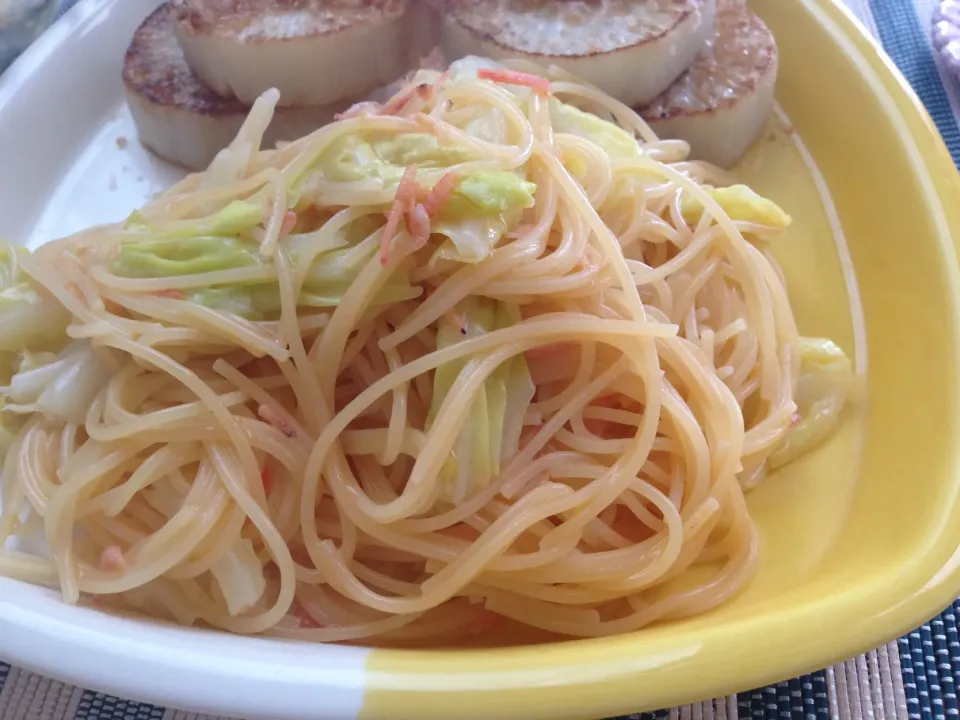 Snapdishの料理写真:春キャベツのエビ味パスタと大根ステーキのワンプレート|*なおみん*さん