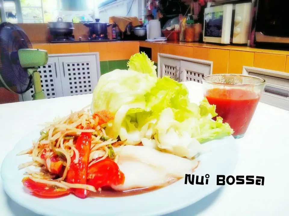 "Fish with Papaya Salad"🐟🍴🐟
"Tomato Juice"🍅🍅|nuibossa fb.Nui Bossaさん