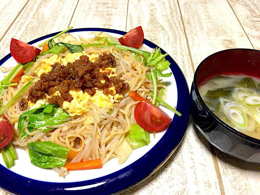 今日の男飯(＞人＜;)えび🦐塩焼きそば♫と妙に食べたくなったジャガイモと玉ねぎとわかめの味噌汁♫日本人だなぁと思う時|ひーちゃんさん