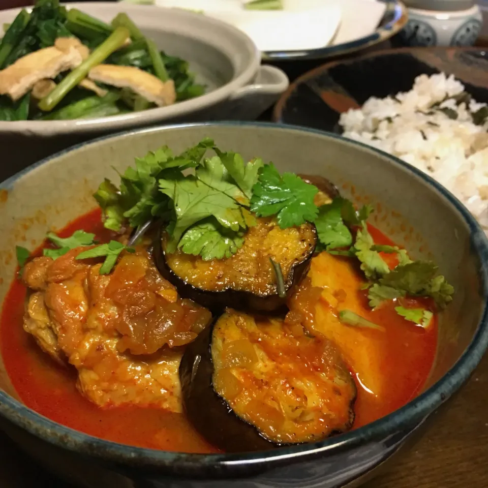 茄子とたけのこ、手羽元のカレー。ミントとレモンバーム、レモン塩のライス。カブの葉の煮浸しと生カブ味噌。|Namiko Kanoyaさん