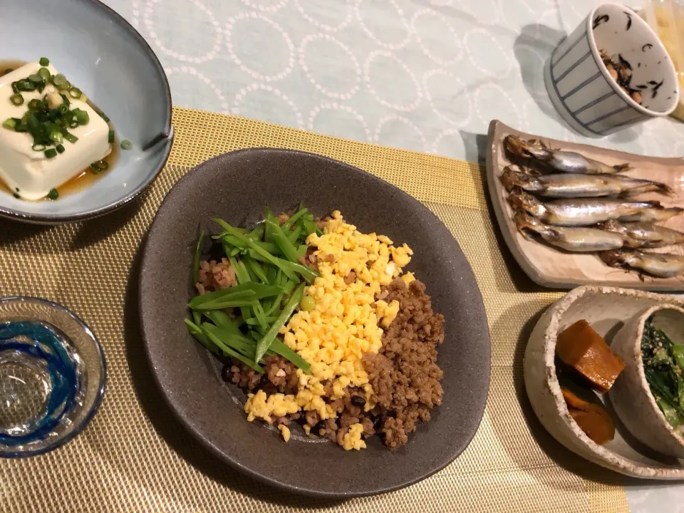 Snapdishの料理写真:三食丼、かぼちゃの炊いたの、小松菜の胡麻和え、蓮根の梅マヨあ、ししゃも、ひじき煮、枝豆豆腐|amiさん